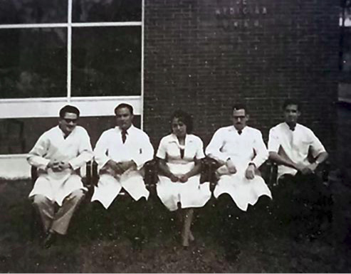 Foto en blanco y negro de un grupo de personas en uniforme

Descripción generada automáticamente
